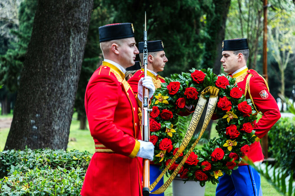 <p>Iz Ministarstva odbrane je saopšteno da je ministar Dragan Krapović, na 25. godišnjicu bombardovanja Savezne Republike (SR) Jugoslavije, položio vijence u kasarnama "Milovan Šaranovic" u Danilovgradu i "Marko Miljanov Popović" u Podgorici</p>