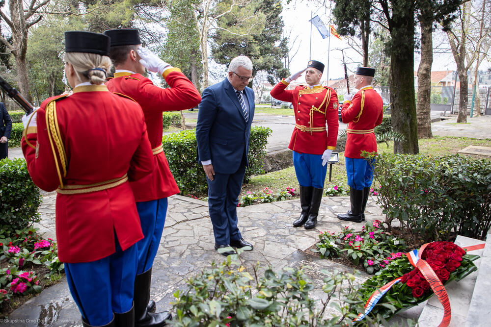 <p>Iz Skupštine Crne Gore je saopšteno da je Mandić položio vijenac u kasarni Danilovgrad u znak sjećanja na nevine žrtve i heroje koji su prije 25 godina branili nebo i granice Savezne Republike Jugoslavije (SRJ)</p>