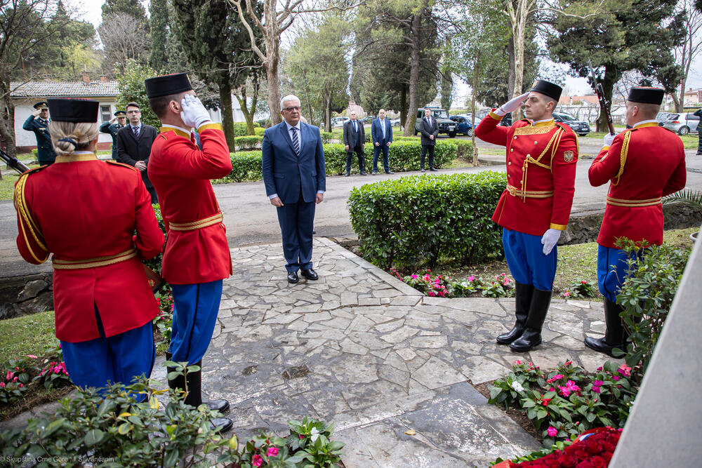 <p>Iz Skupštine Crne Gore je saopšteno da je Mandić položio vijenac u kasarni Danilovgrad u znak sjećanja na nevine žrtve i heroje koji su prije 25 godina branili nebo i granice Savezne Republike Jugoslavije (SRJ)</p>