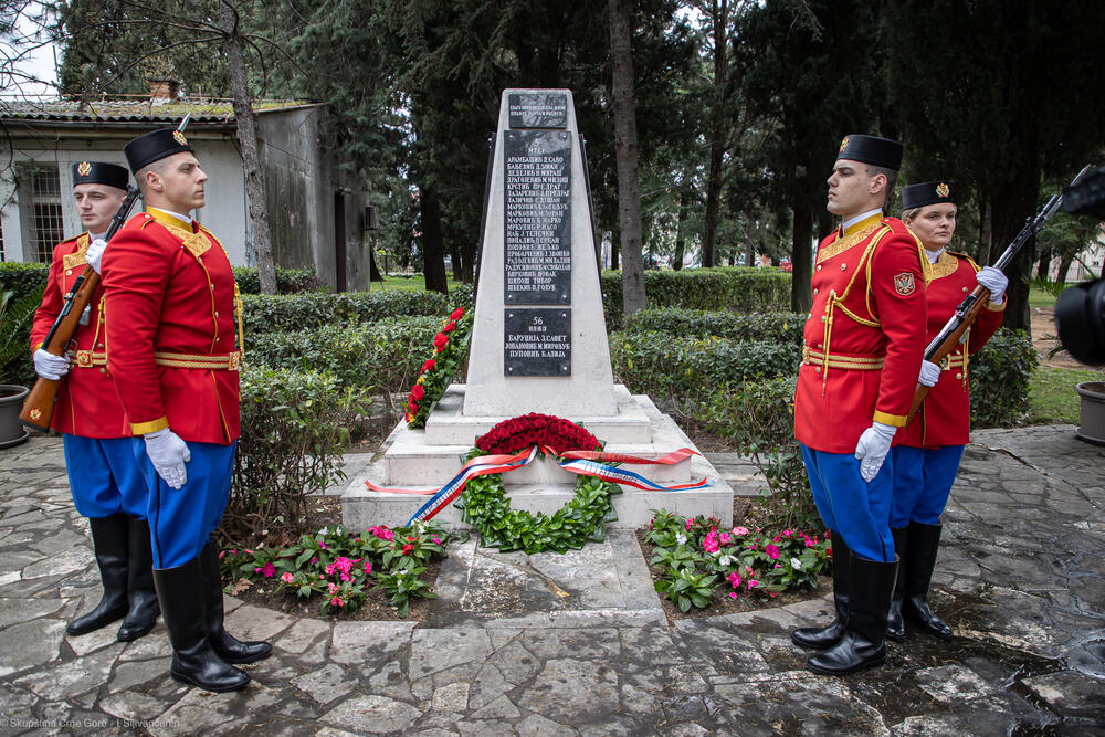 The Parliament of Montenegro announced that Mandić laid a wreath at the Danilovgrad barracks in memory of the innocent victims and heroes who defended the skies and borders of the Federal Republic of Yugoslavia (FRY) 25 years ago.