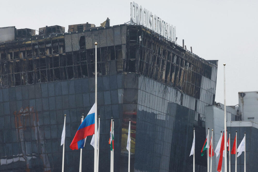 Zastava Rusije na pola koplja: Detalj ispred koncertne dvorane u kojoj je u petak došlo do terorističkog napada, Foto: Reuters