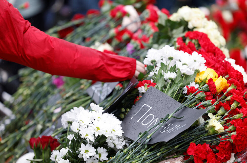 <p>Zastave su spuštene na pola koplja, zabavni događaji otkazani, a oglašavanje i emitovanje zabavnih programa na TV kanalima obustavljeno</p>