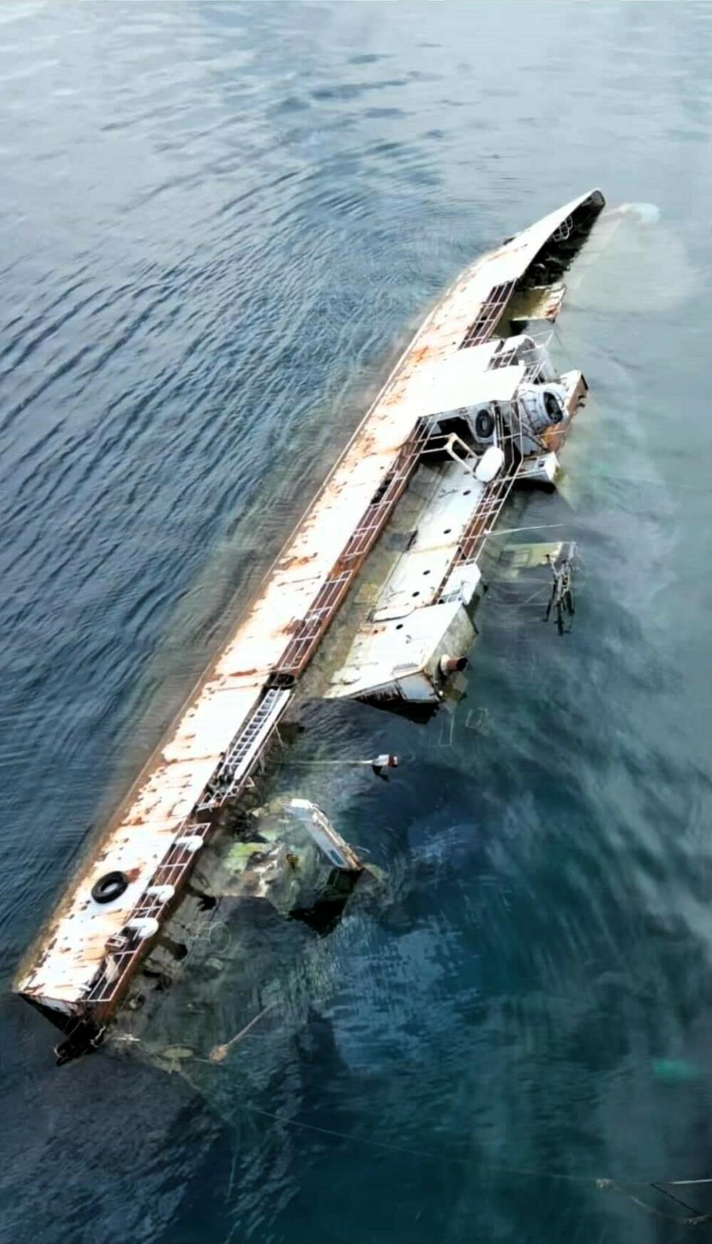 Potonuli brod u plićaku