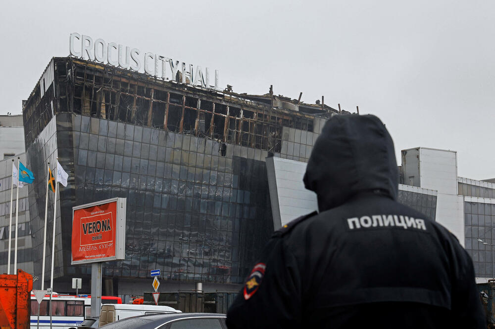 Policajac kod koncertne dvorane u blizini Moskve u kojoj je u petak došlo do terorističkog napada, Foto: Reuters
