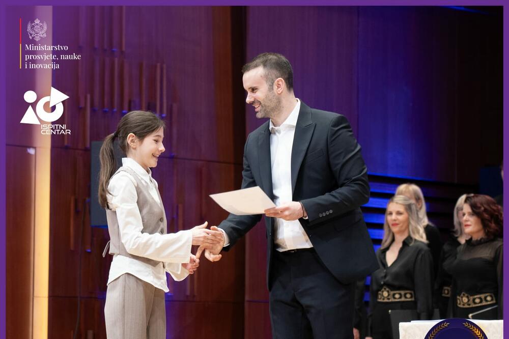 Spajić dodjeljuje jednu od nagrada, Foto: MPNI