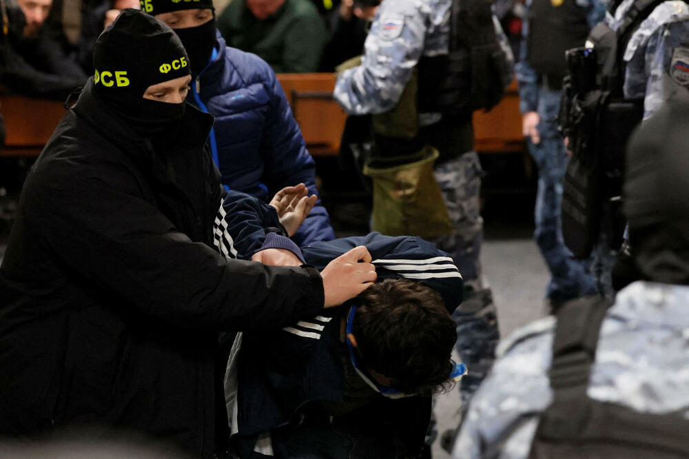 Dovođenje osumnjičenih za napad u sud, Foto: Reuters