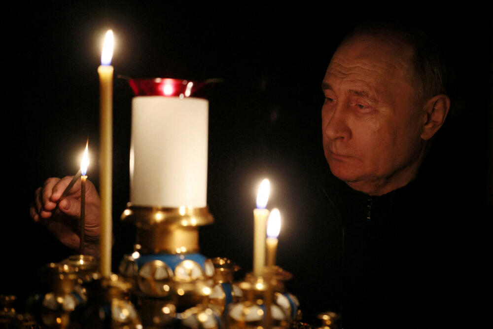 Putin lights a candle for the victims in the "Crocus Hall"