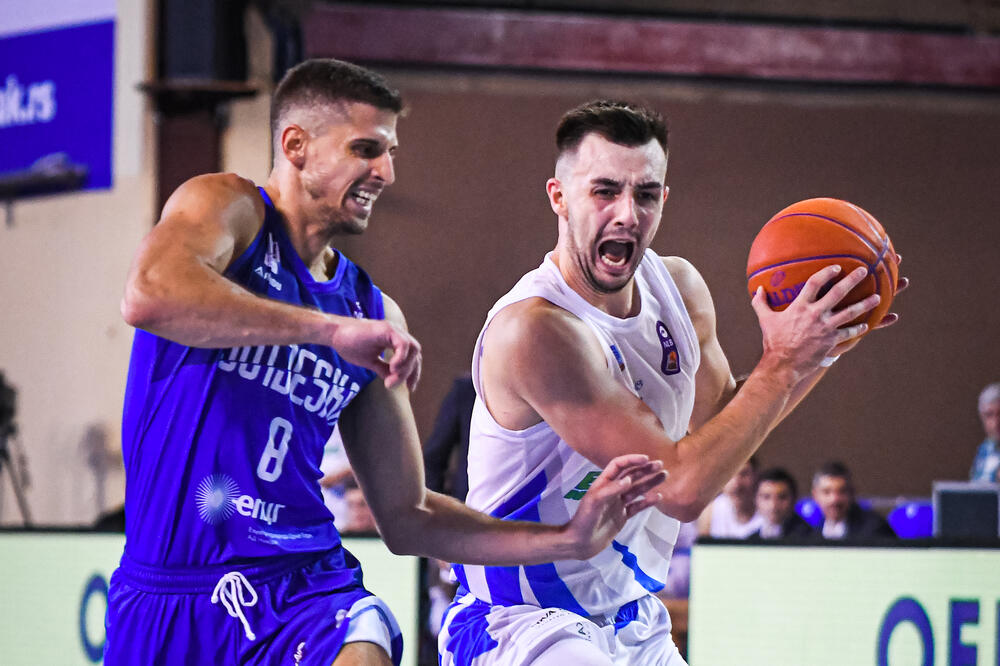 Marko Kljajević (Podgorica) u duelu sa Nikolom Kočovićem (Sutjeska) na turniru u Subotici, Foto: ABA liga/Dragana Stjepanović