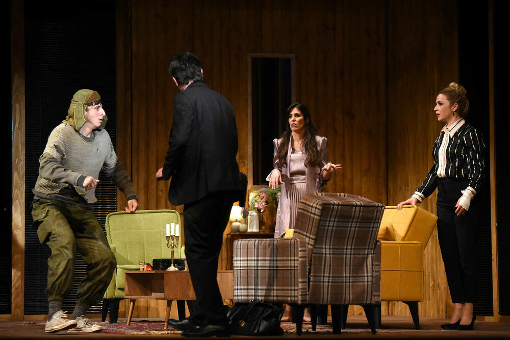 Scena iz predstave “Kumovi”, Foto: Luka Zeković