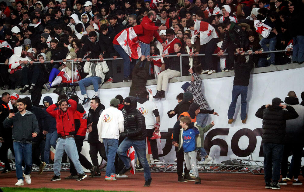 <p>Fudbalska reprezentacija Gruzije savladala nakon penala Grčku 4:2 (0:0 poslije 120 minuta) i prvi put u istoriji se plasirala na Evropsko prvenstvo</p>