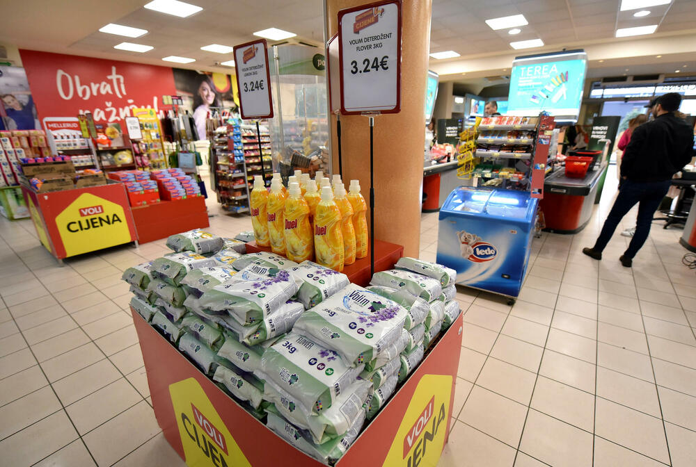 <p>Reporteri “Vijesti” ustanovili da ima trgovaca koji su u dane pred akciju imali iste cijene iz ove grupe proizvoda kao i juče kada su ih označili posebnom crvenom oznakom</p>