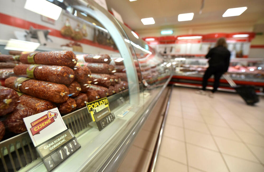 <p>Reporteri “Vijesti” ustanovili da ima trgovaca koji su u dane pred akciju imali iste cijene iz ove grupe proizvoda kao i juče kada su ih označili posebnom crvenom oznakom</p>