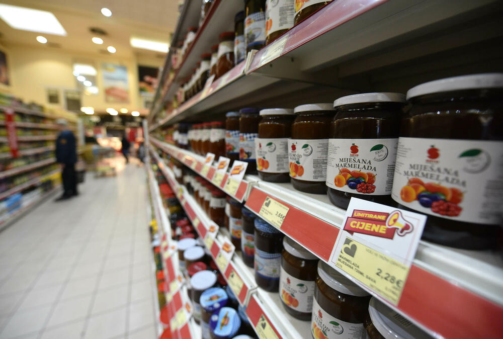 <p>Reporteri “Vijesti” ustanovili da ima trgovaca koji su u dane pred akciju imali iste cijene iz ove grupe proizvoda kao i juče kada su ih označili posebnom crvenom oznakom</p>