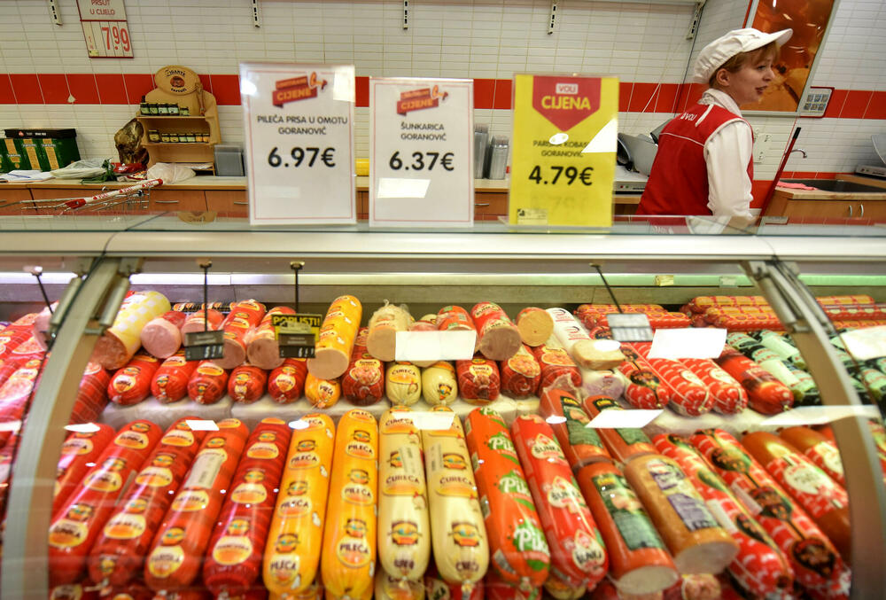 "Vijesti" reporters found that there are retailers who in the days before the action had the same prices from this group of products as yesterday when they marked them with a special red label