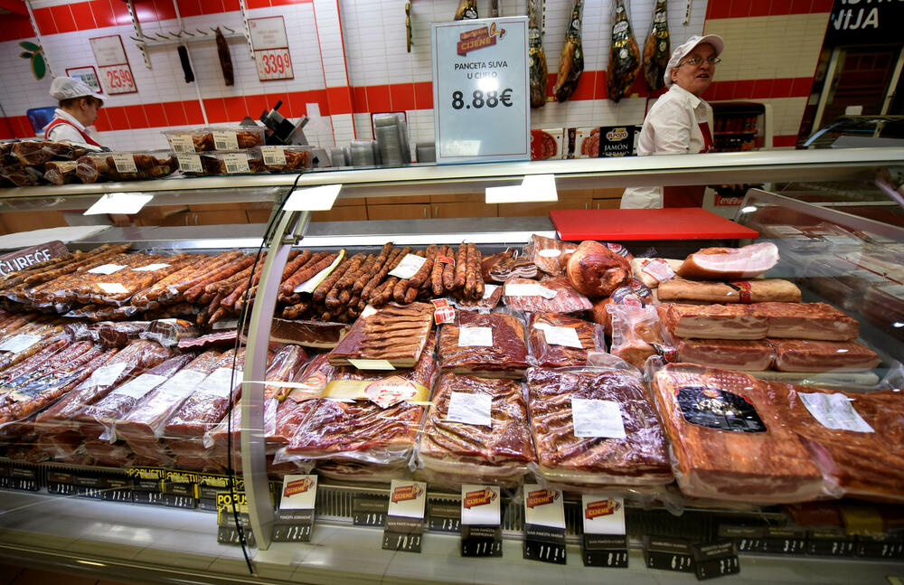 <p>Reporteri “Vijesti” ustanovili da ima trgovaca koji su u dane pred akciju imali iste cijene iz ove grupe proizvoda kao i juče kada su ih označili posebnom crvenom oznakom</p>