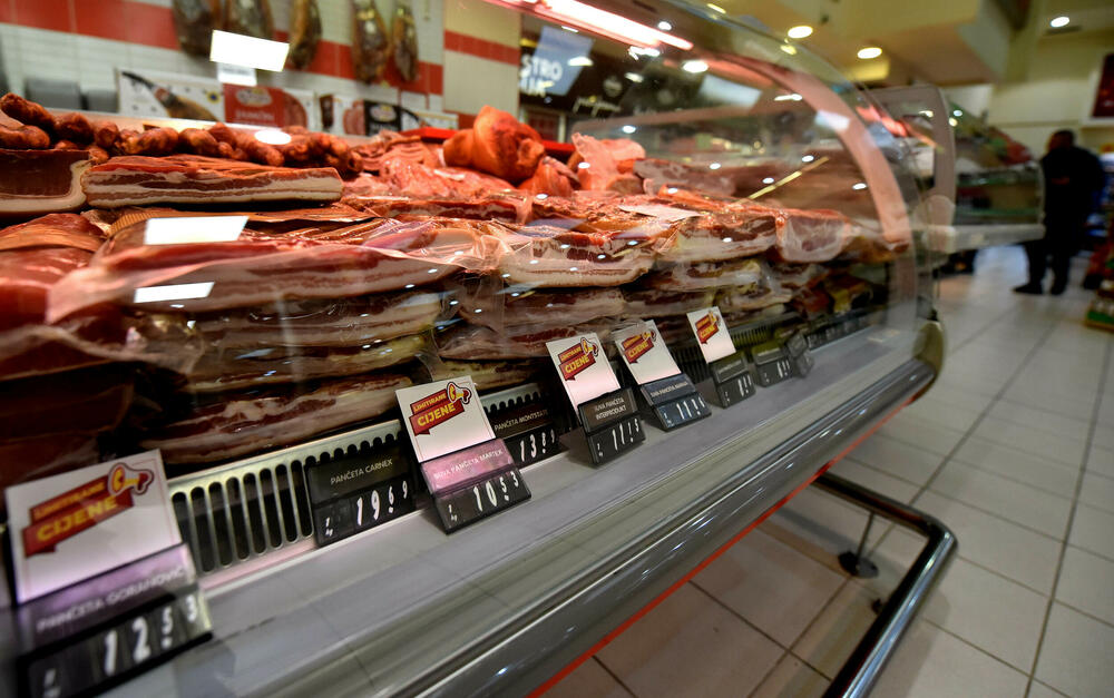 <p>Reporteri “Vijesti” ustanovili da ima trgovaca koji su u dane pred akciju imali iste cijene iz ove grupe proizvoda kao i juče kada su ih označili posebnom crvenom oznakom</p>