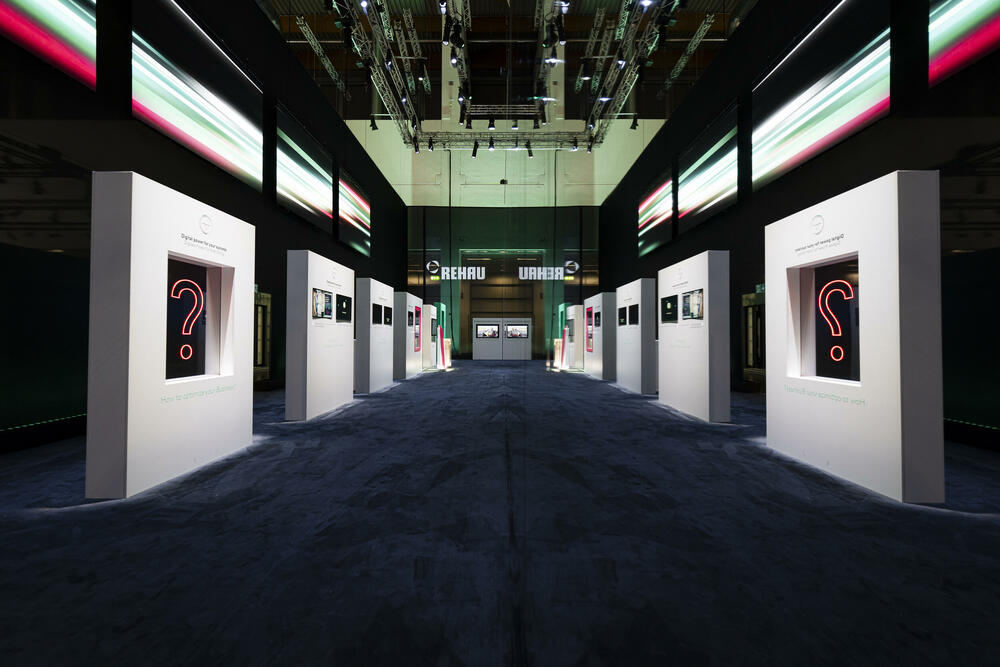 <p>Kompanija REHAU i ove godine je nastupila na jednom od najvećih sajmova industrije prozora i vrata, Fensterbau Frontale 2024 u Nirnbergu, u Njemačkoj, na kojem je predstavila najnovije inovacije i ugostila više od 400 partnera i kupaca iz cijelog regiona.</p>