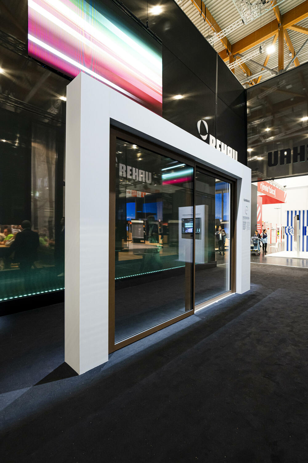 <p>Kompanija REHAU i ove godine je nastupila na jednom od najvećih sajmova industrije prozora i vrata, Fensterbau Frontale 2024 u Nirnbergu, u Njemačkoj, na kojem je predstavila najnovije inovacije i ugostila više od 400 partnera i kupaca iz cijelog regiona.</p>