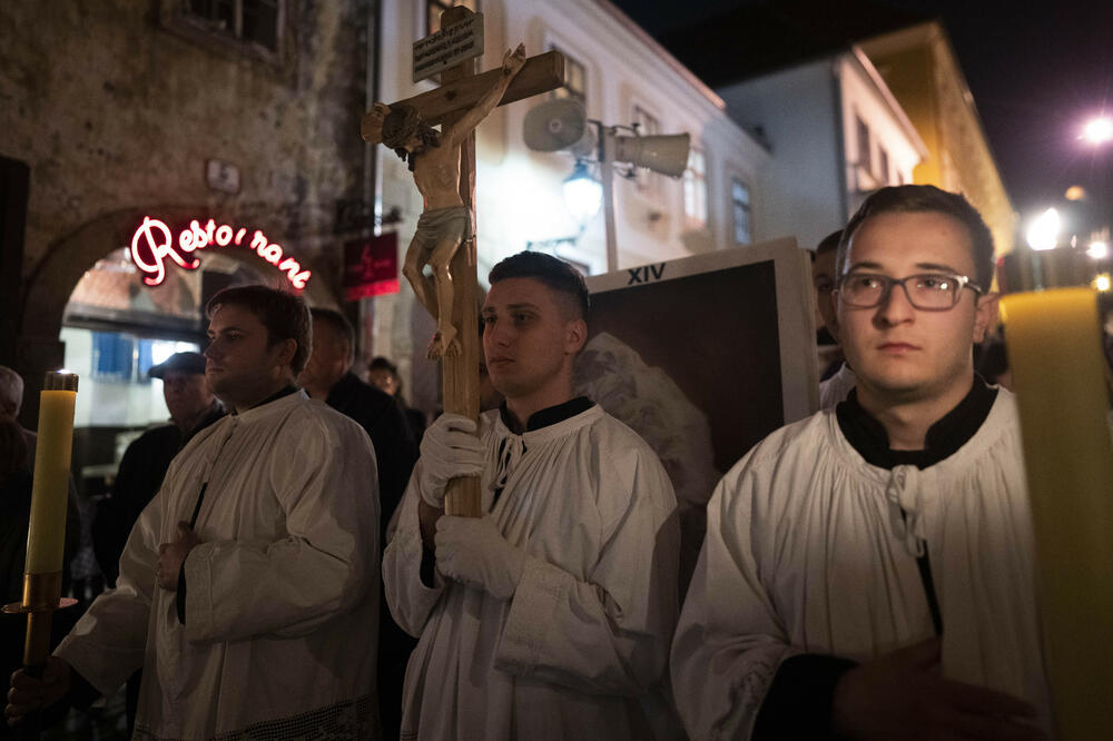 Muškarci odjeveni u odore oltarskih pomoćnika učestvuju u maršu “Za život” u Zagrebu 15. marta, Foto: Beta/AP