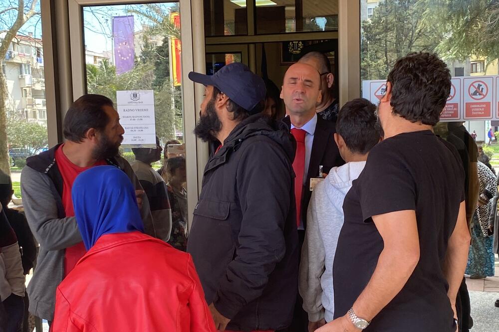 Nisu mogli da uđu u Opštinu: Sa protesta, Foto: Marija Pešić