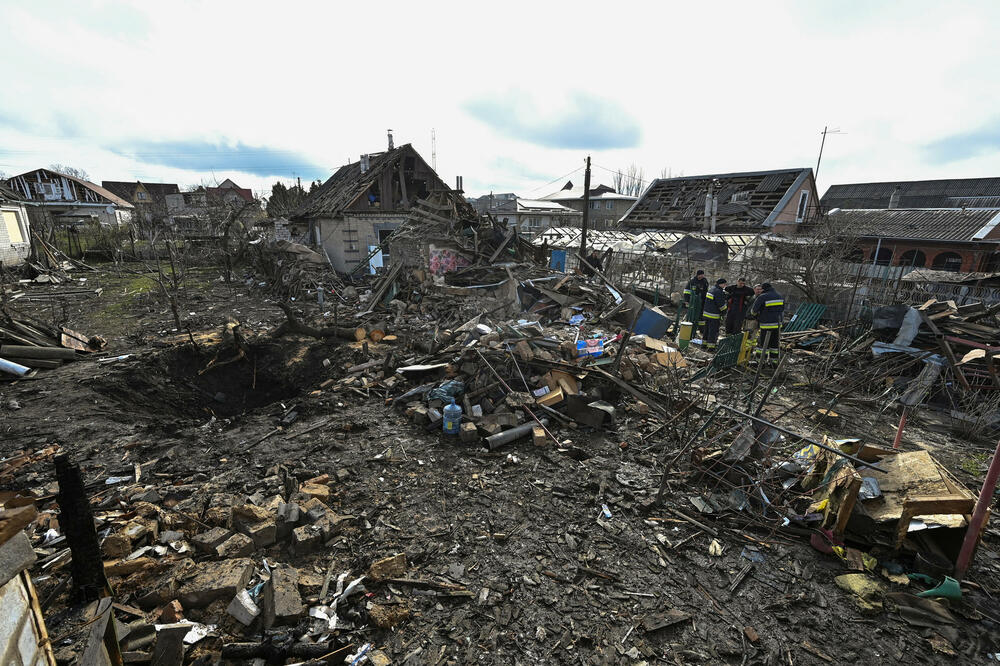 Rescuers work at the site of damaged residential buildings next to the crater that appeared during the Russian drone strike in Zaporozhye, Photo: Reuters