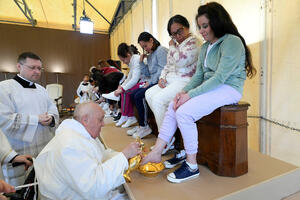 The Pope washed the feet of 12 women in prison in Rome