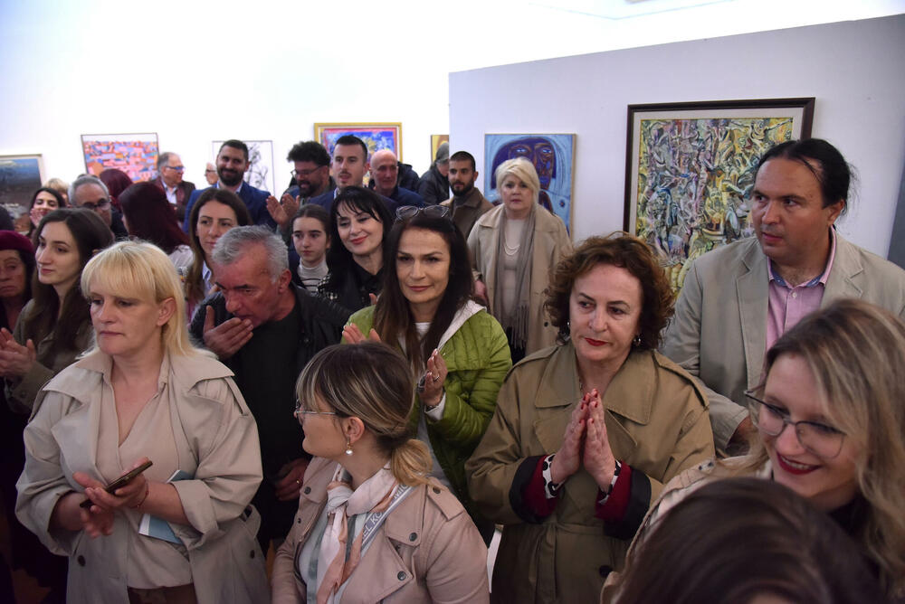 <p>Otvorena tradicionalna izložba ULUCG. Iako se nagrada, nazvana po trojici velikana crnogorske likovne umjetnosti, tradicionalno i simbolično dodjeljuje za crtež, skulpturu i sliku, ove godine to nije bio slučaj</p>