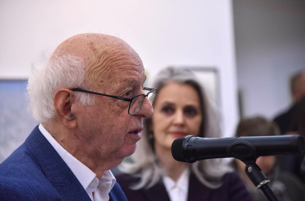 <p>Otvorena tradicionalna izložba ULUCG. Iako se nagrada, nazvana po trojici velikana crnogorske likovne umjetnosti, tradicionalno i simbolično dodjeljuje za crtež, skulpturu i sliku, ove godine to nije bio slučaj</p>