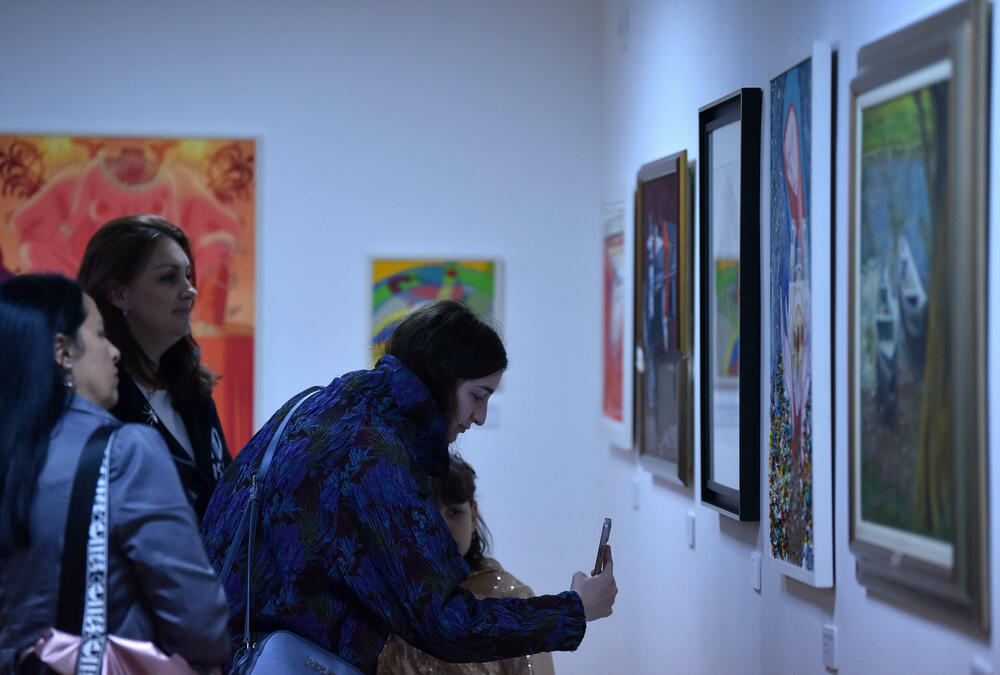 <p>Otvorena tradicionalna izložba ULUCG. Iako se nagrada, nazvana po trojici velikana crnogorske likovne umjetnosti, tradicionalno i simbolično dodjeljuje za crtež, skulpturu i sliku, ove godine to nije bio slučaj</p>