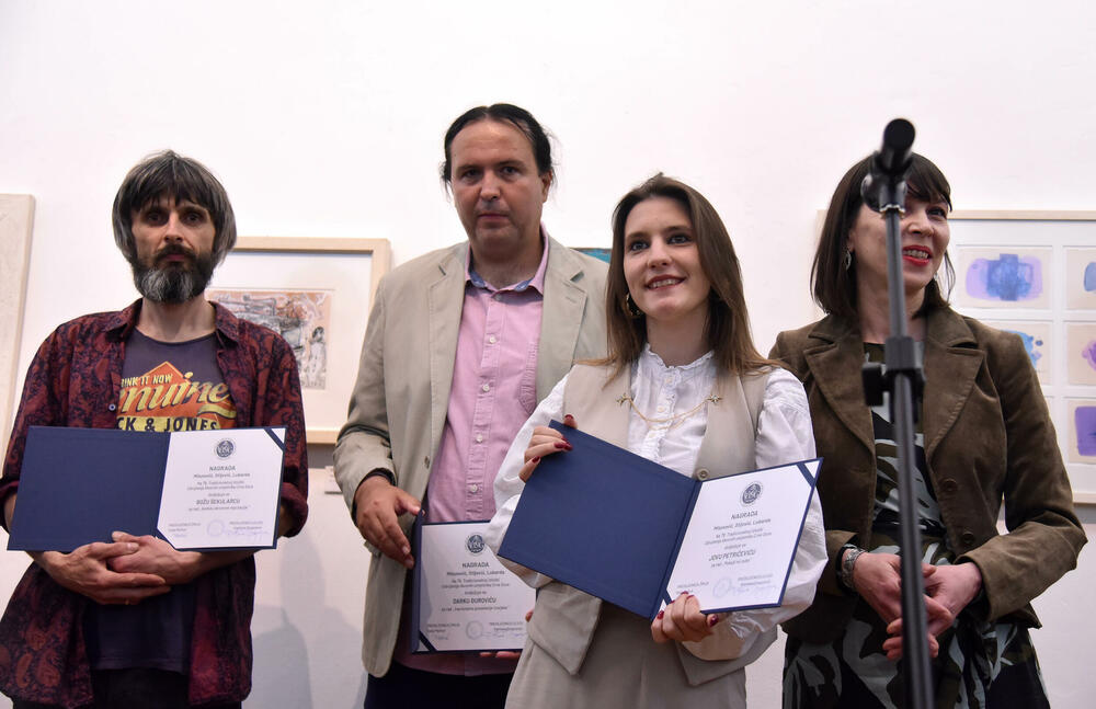 <p>Otvorena tradicionalna izložba ULUCG. Iako se nagrada, nazvana po trojici velikana crnogorske likovne umjetnosti, tradicionalno i simbolično dodjeljuje za crtež, skulpturu i sliku, ove godine to nije bio slučaj</p>