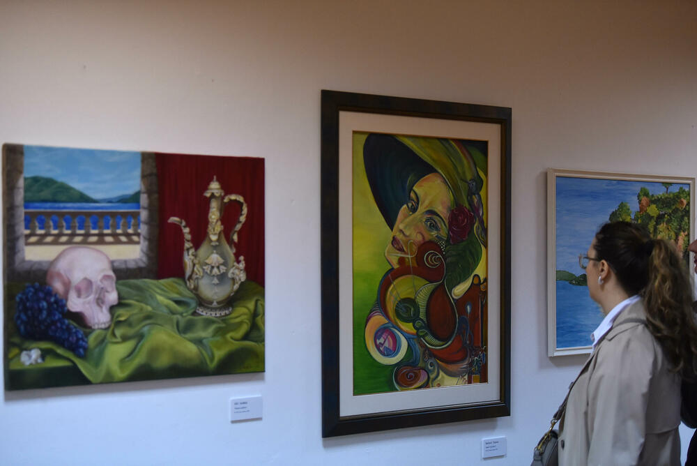 <p>Otvorena tradicionalna izložba ULUCG. Iako se nagrada, nazvana po trojici velikana crnogorske likovne umjetnosti, tradicionalno i simbolično dodjeljuje za crtež, skulpturu i sliku, ove godine to nije bio slučaj</p>