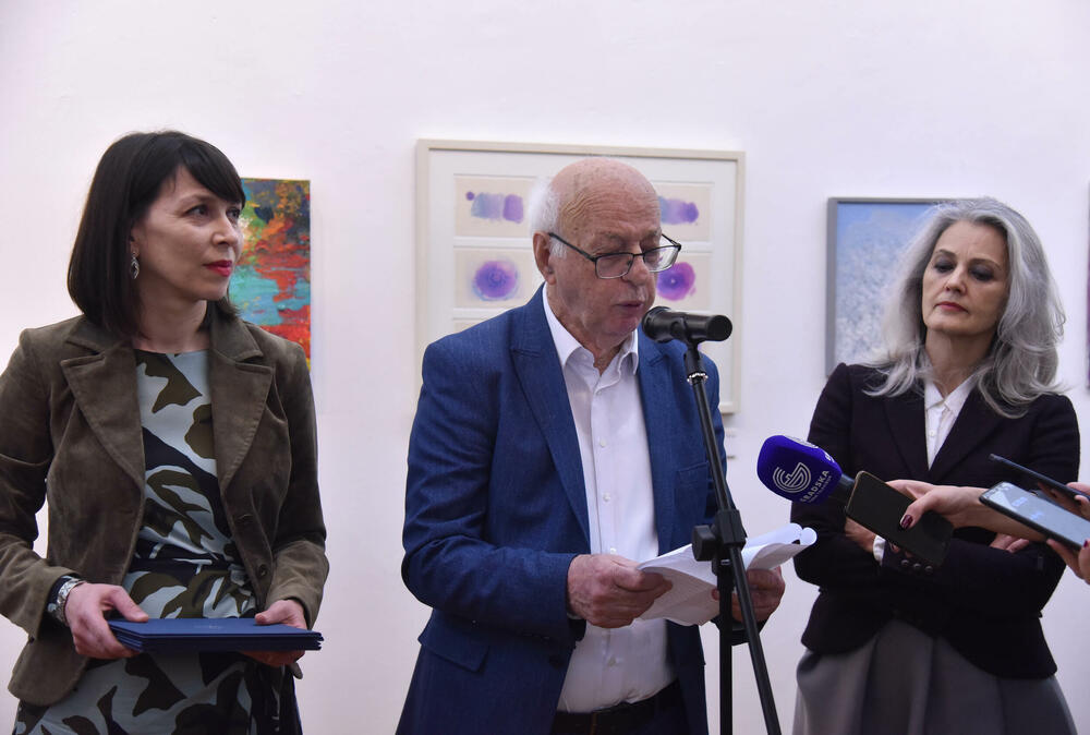 <p>Otvorena tradicionalna izložba ULUCG. Iako se nagrada, nazvana po trojici velikana crnogorske likovne umjetnosti, tradicionalno i simbolično dodjeljuje za crtež, skulpturu i sliku, ove godine to nije bio slučaj</p>