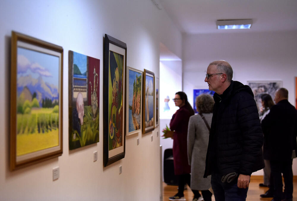 <p>Otvorena tradicionalna izložba ULUCG. Iako se nagrada, nazvana po trojici velikana crnogorske likovne umjetnosti, tradicionalno i simbolično dodjeljuje za crtež, skulpturu i sliku, ove godine to nije bio slučaj</p>