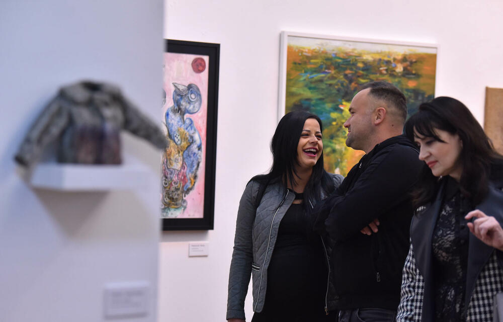 <p>Otvorena tradicionalna izložba ULUCG. Iako se nagrada, nazvana po trojici velikana crnogorske likovne umjetnosti, tradicionalno i simbolično dodjeljuje za crtež, skulpturu i sliku, ove godine to nije bio slučaj</p>