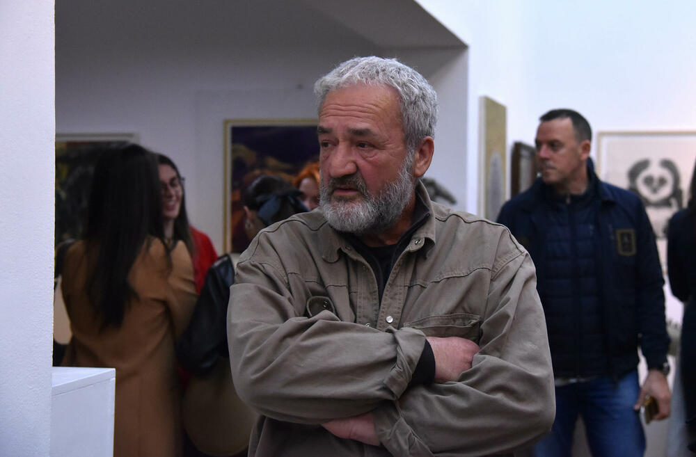 <p>Otvorena tradicionalna izložba ULUCG. Iako se nagrada, nazvana po trojici velikana crnogorske likovne umjetnosti, tradicionalno i simbolično dodjeljuje za crtež, skulpturu i sliku, ove godine to nije bio slučaj</p>