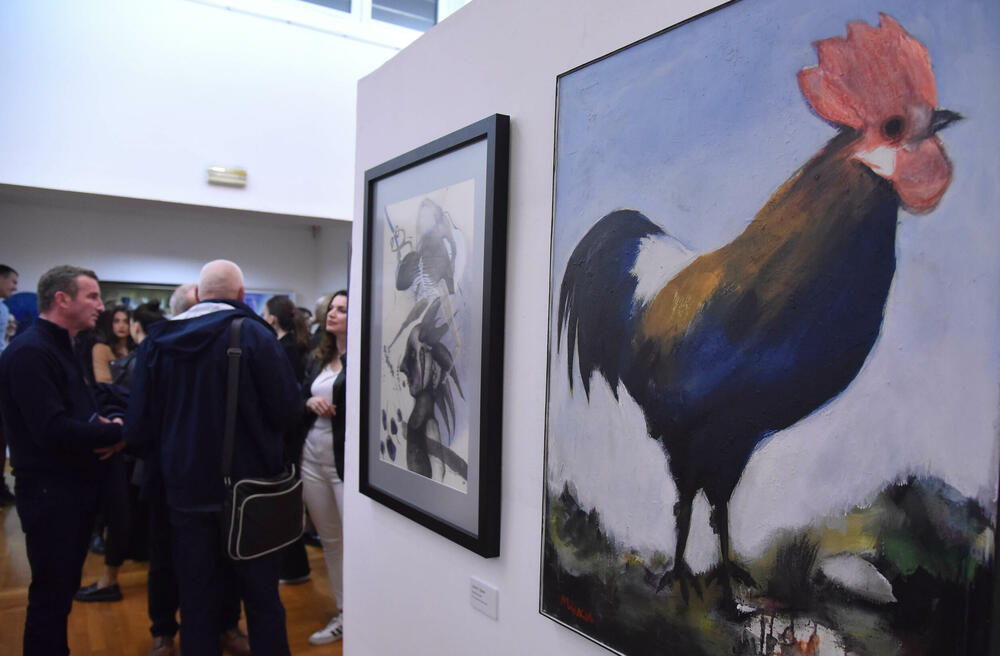 <p>Otvorena tradicionalna izložba ULUCG. Iako se nagrada, nazvana po trojici velikana crnogorske likovne umjetnosti, tradicionalno i simbolično dodjeljuje za crtež, skulpturu i sliku, ove godine to nije bio slučaj</p>
