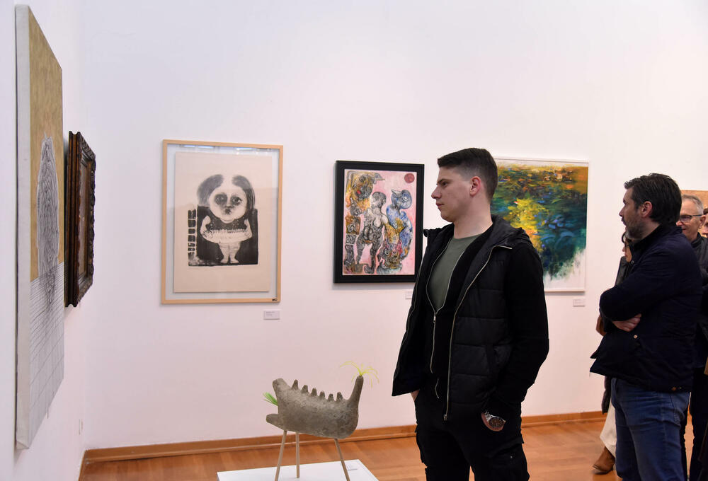 <p>Otvorena tradicionalna izložba ULUCG. Iako se nagrada, nazvana po trojici velikana crnogorske likovne umjetnosti, tradicionalno i simbolično dodjeljuje za crtež, skulpturu i sliku, ove godine to nije bio slučaj</p>