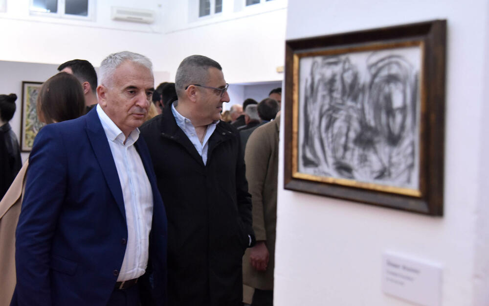 <p>Otvorena tradicionalna izložba ULUCG. Iako se nagrada, nazvana po trojici velikana crnogorske likovne umjetnosti, tradicionalno i simbolično dodjeljuje za crtež, skulpturu i sliku, ove godine to nije bio slučaj</p>