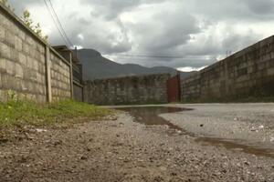 Ulica u Tuzima tokom većih padavina: Lokve, blato, poplavljena...