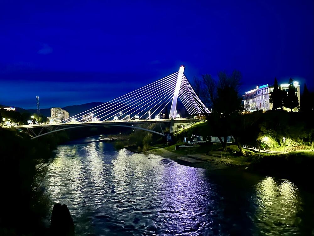 Most Milenijum noću
