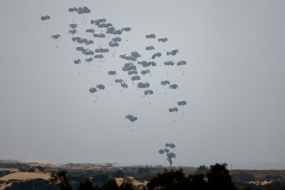 Humanitarian aid is delivered to Gaza by air, Photo: Reuters