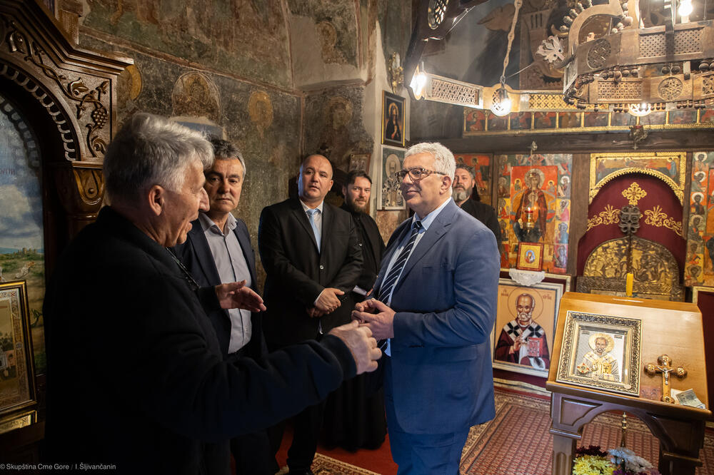Mandić tokom posjete manastiru, Foto: Skupština Crne Gore