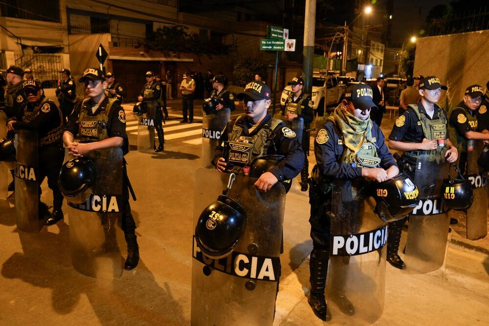 Policija ispred kuće Dine Boluarte, Foto: Beta/AP