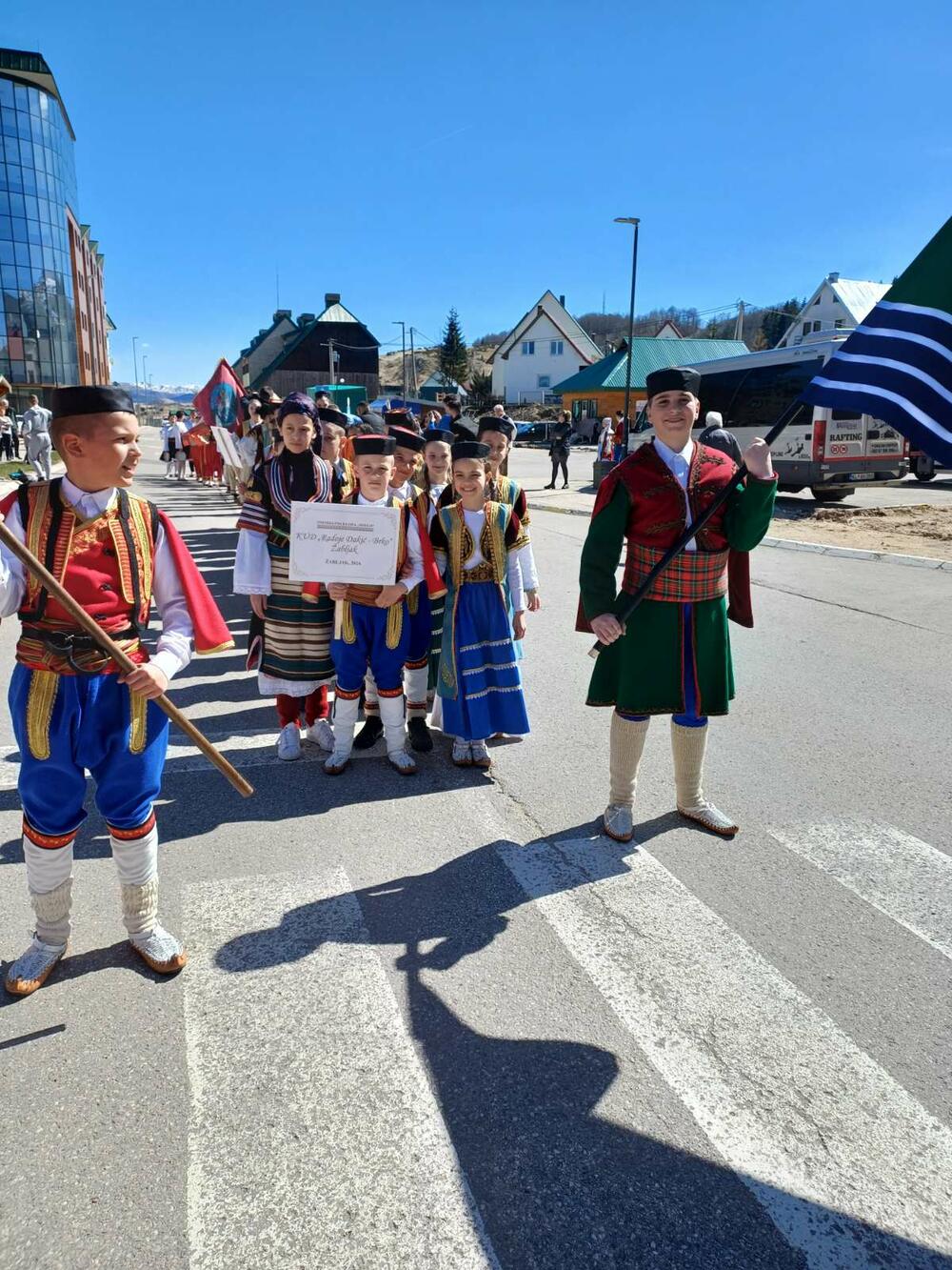<p>Publici se pored žabljačkog KUD-a "Radoje Dakić - Brko", predstavili ansambli: iz Plužina KUD Piva, iz Podgorice KUD "Mirko Srzentić" i KUD "Duga Montenegro", Nikšića - FA "Zahumlje", Mojkovca - KUD "Vesna", Pljevalja - KUD "Volođa", Kotora - FA "Nikola Đurković" i Bijelog Polja - KUD "Tekstilac"<br /> </p>