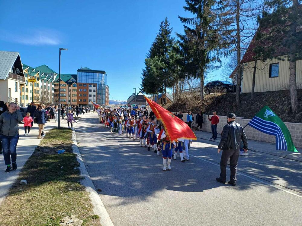 <p>Publici se pored žabljačkog KUD-a "Radoje Dakić - Brko", predstavili ansambli: iz Plužina KUD Piva, iz Podgorice KUD "Mirko Srzentić" i KUD "Duga Montenegro", Nikšića - FA "Zahumlje", Mojkovca - KUD "Vesna", Pljevalja - KUD "Volođa", Kotora - FA "Nikola Đurković" i Bijelog Polja - KUD "Tekstilac"<br /> </p>