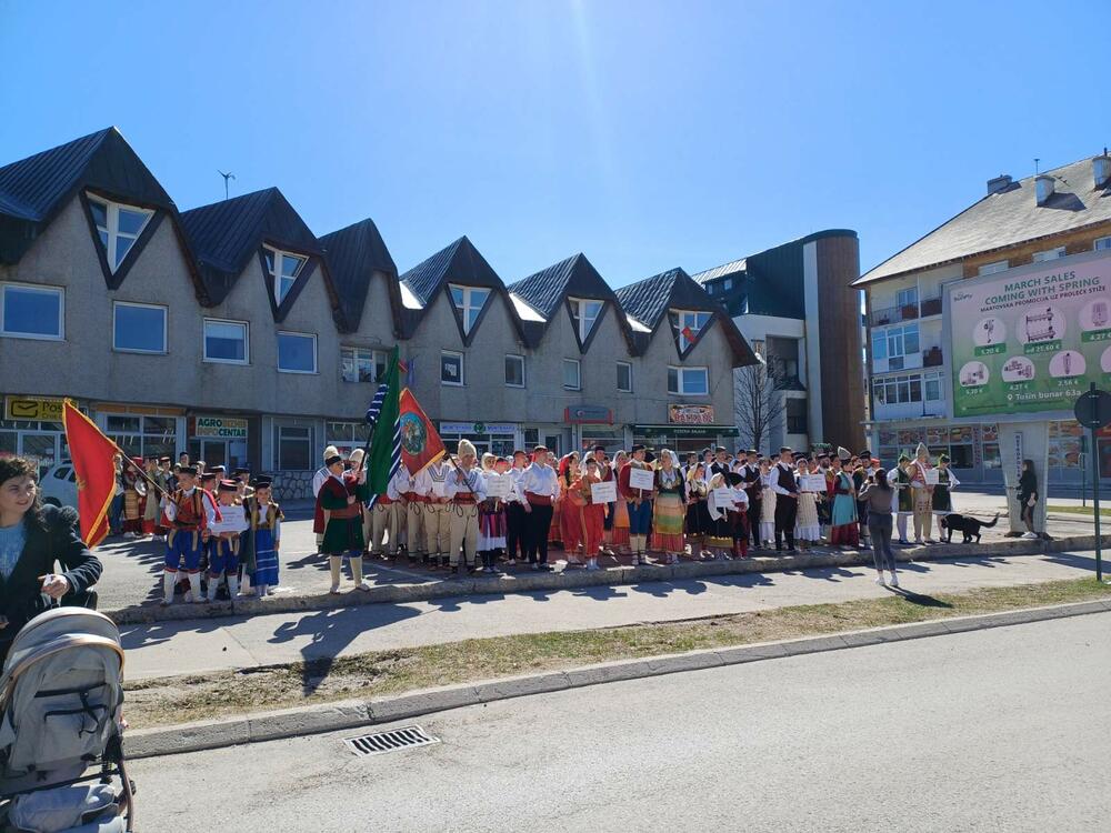 <p>Publici se pored žabljačkog KUD-a "Radoje Dakić - Brko", predstavili ansambli: iz Plužina KUD Piva, iz Podgorice KUD "Mirko Srzentić" i KUD "Duga Montenegro", Nikšića - FA "Zahumlje", Mojkovca - KUD "Vesna", Pljevalja - KUD "Volođa", Kotora - FA "Nikola Đurković" i Bijelog Polja - KUD "Tekstilac"<br /> </p>