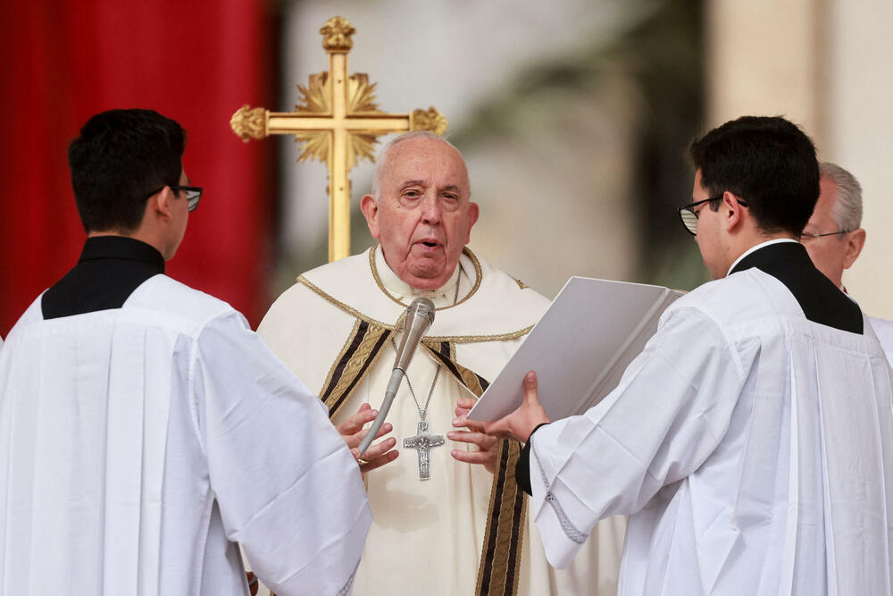 <p>Na misi na Trgu svetog Petra prekrivenog cvijećem u jednoj od najvažnijih liturgija u godini okupile su se desetine hiljada ljudi</p>