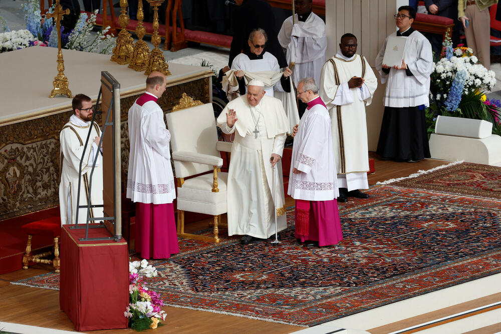 <p>Na misi na Trgu svetog Petra prekrivenog cvijećem u jednoj od najvažnijih liturgija u godini okupile su se desetine hiljada ljudi</p>