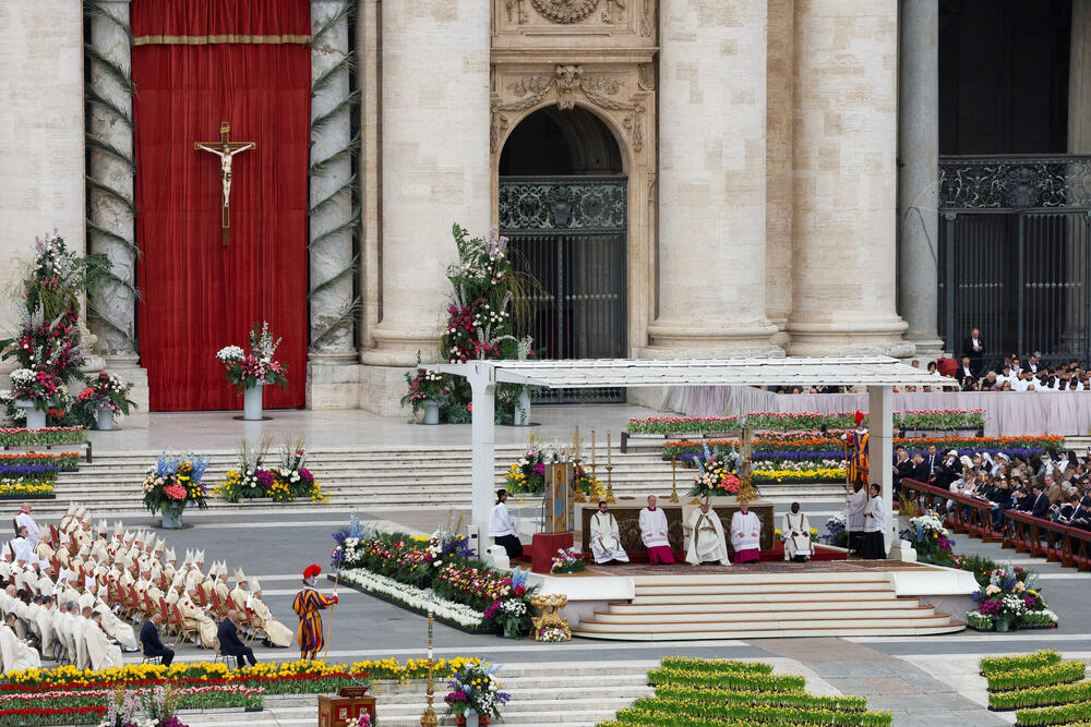 <p>Na misi na Trgu svetog Petra prekrivenog cvijećem u jednoj od najvažnijih liturgija u godini okupile su se desetine hiljada ljudi</p>