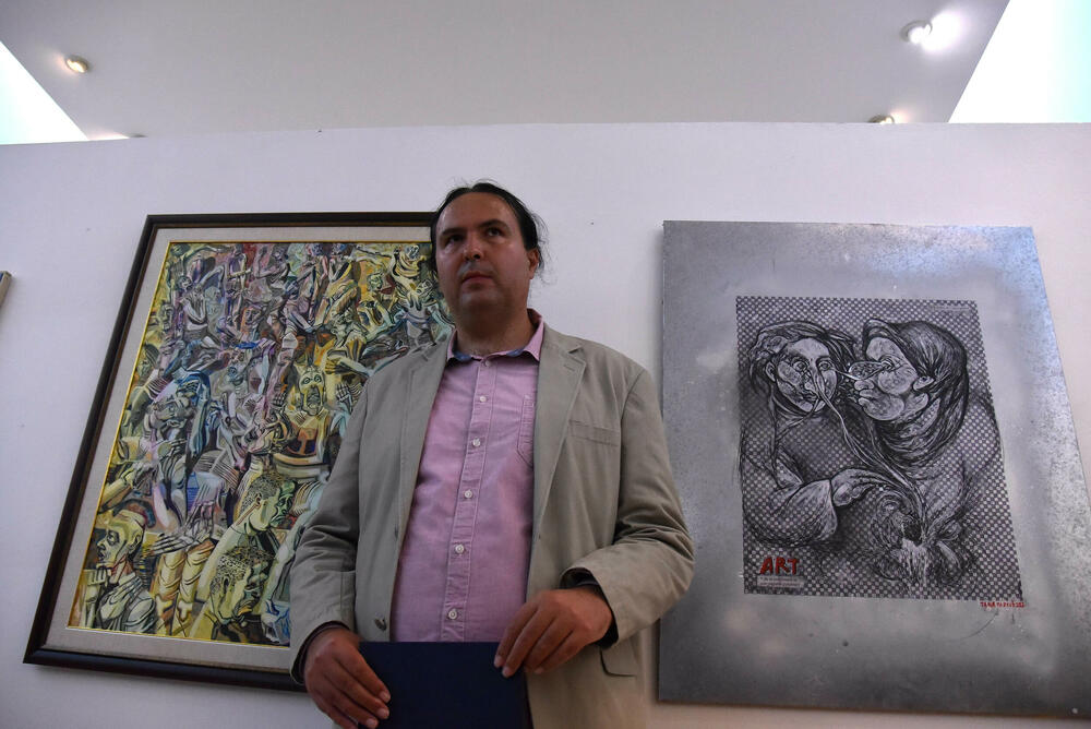 <p>Jedan od najstarijih i najznačajnijih događaja u umjetnosti Crne Gore, Tradicionalna izložba Udruženja likovnih umjetnika Crne Gore, privukla je pažnju javnosti i na otvaranju okupila veliki broj ljudi. Postavka donosi uvid u tendencije i kretanja domaćih autora, a u Paviljonu je do kraja aprila</p>